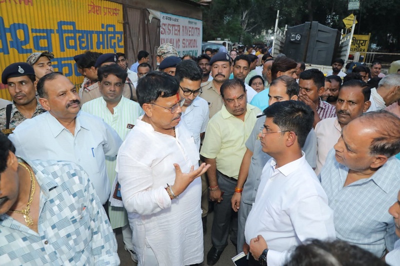 ग्वालियरः ऊर्जा मंत्री तोमर ने घोसीपुरा क्षेत्र की बस्तियों में सघन भ्रमण ग्वालियरः ऊर्जा मंत्री तोमर ने घोसीपुरा क्षेत्र की बस्तियों में सघन भ्रमण