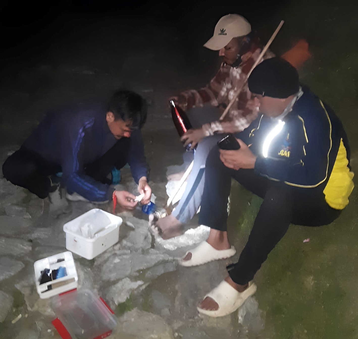 बदरीनाथ के वसुधारा ट्रेक पर फंसे घायल यात्री को प्राथमिक उपचार देते हुए। बदरीनाथ के वसुधारा ट्रेक पर फंसे घायल यात्री को प्राथमिक उपचार देते हुए।
