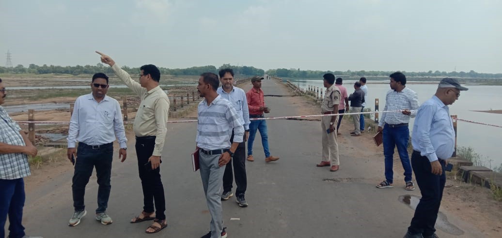 सेतु निगम के अधिकारी क्षतिग्रस्त मेघा पुल का निरीक्षण करते हुए। सेतु निगम के अधिकारी क्षतिग्रस्त मेघा पुल का निरीक्षण करते हुए।