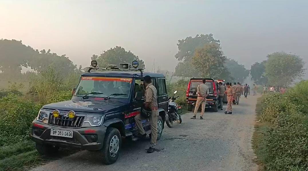 मुठभेड़ स्थल पर पुलिस की टीमें मुठभेड़ स्थल पर पुलिस की टीमें