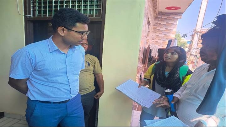 ग्वालियरः डेंगू मरीज मिलने के बाद बस्तियों में संयुक्त टीम के साथ पहुंचे प्रभारी कलेक्टर, जानी वस्तुस्थिति ग्वालियरः डेंगू मरीज मिलने के बाद बस्तियों में संयुक्त टीम के साथ पहुंचे प्रभारी कलेक्टर, जानी वस्तुस्थिति