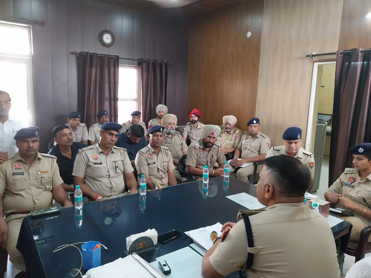 चीका थाना मेंआयोजित मीटिंग में हिस्सा लेते पंजाब व हरियाणा के पुलिस अधिकारी चीका थाना मेंआयोजित मीटिंग में हिस्सा लेते पंजाब व हरियाणा के पुलिस अधिकारी