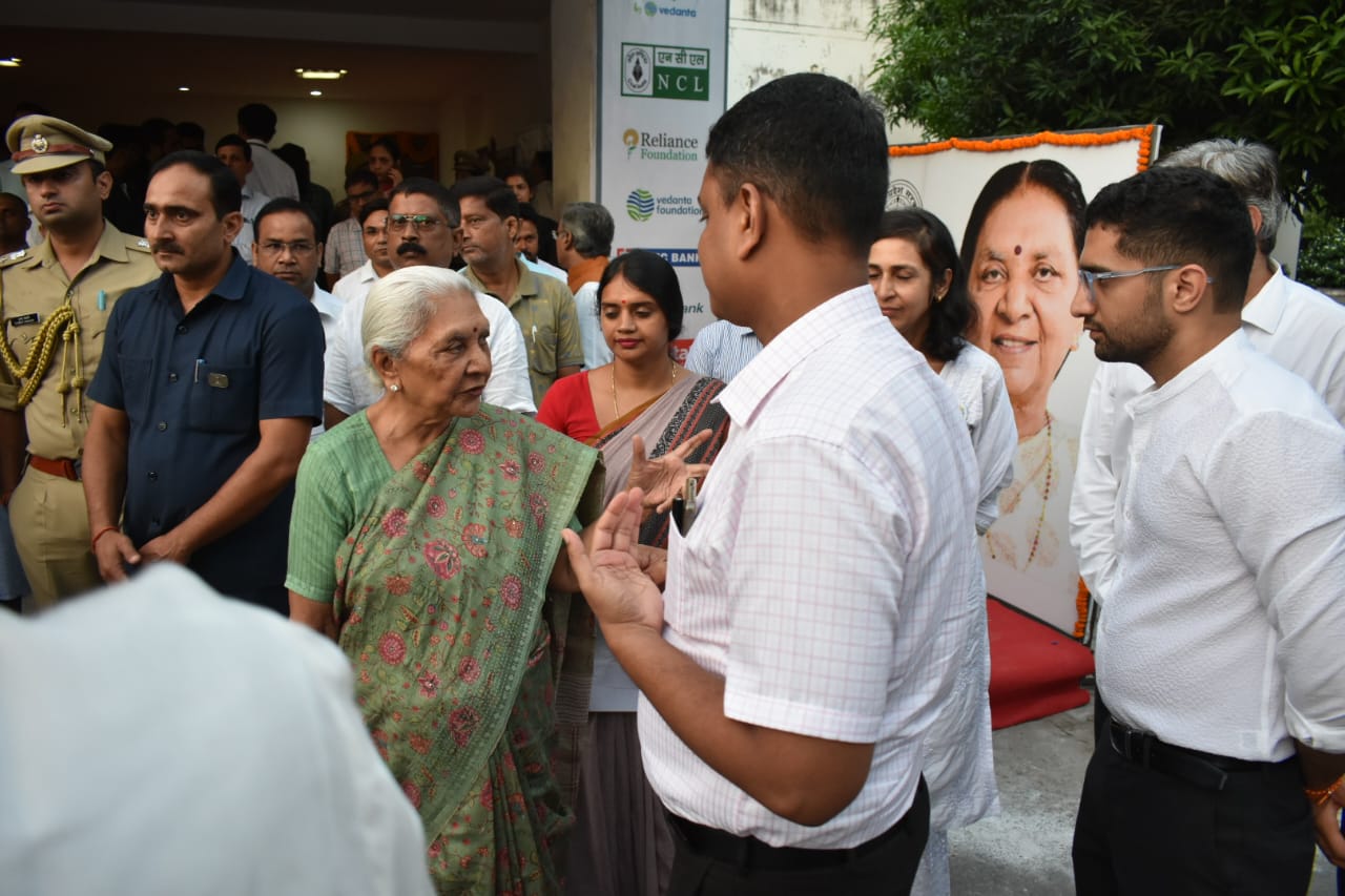 काशी सीएसआर कानक्लेव में राज्यपाल,बृद्ध मित्र वैन को हरी झंडी दिखाकर रवाना करती राज्यपाल: फोटो बच्चा गुप्ता काशी सीएसआर कानक्लेव में राज्यपाल,बृद्ध मित्र वैन को हरी झंडी दिखाकर रवाना करती राज्यपाल: फोटो बच्चा गुप्ता
