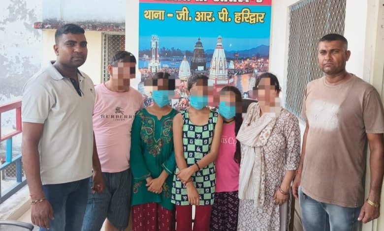 नाबालिक बच्चियों परिजनों के साथ नाबालिक बच्चियों परिजनों के साथ