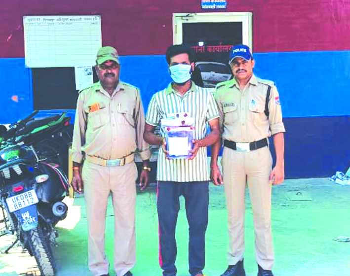 पुलिस की गिरफ्त में आरोपित पुलिस की गिरफ्त में आरोपित