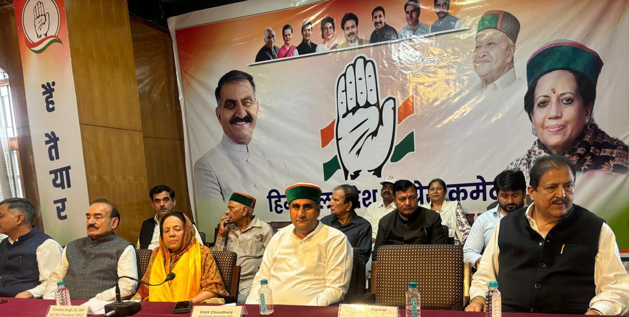 प्रदेश कांग्रेस की बैठक में उपस्थित नेता प्रदेश कांग्रेस की बैठक में उपस्थित नेता