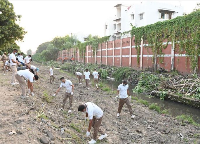 स्वच्छता अभियान चलाते राजभवन के कर्मचारी स्वच्छता अभियान चलाते राजभवन के कर्मचारी