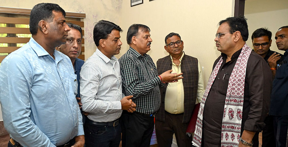 भारत के अन्य राज्यों की तुलना में राजस्थान में मंडी टैक्स अधिक, उद्योगपतियों ने रखा मुख्यमंत्री के समक्ष घटाने का प्रस्ताव भारत के अन्य राज्यों की तुलना में राजस्थान में मंडी टैक्स अधिक, उद्योगपतियों ने रखा मुख्यमंत्री के समक्ष घटाने का प्रस्ताव