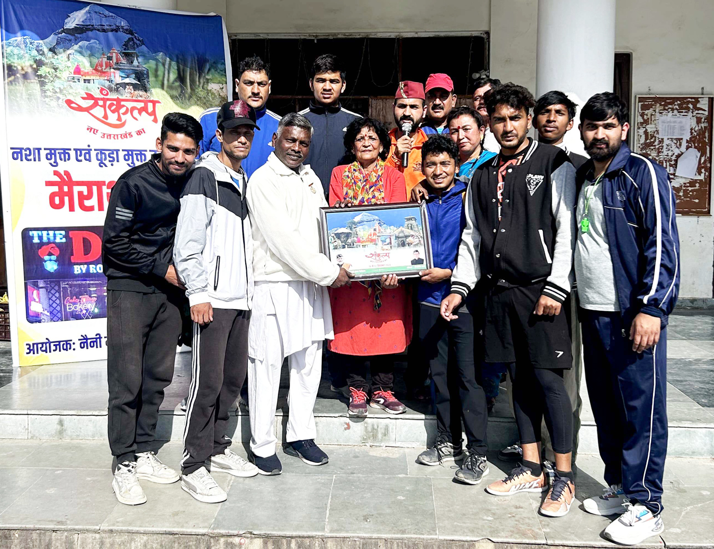 डीएसए मैदान में आयोजित मैराथन दौड़ के विजेताओं को पुरस्कृत करते आयोजक। डीएसए मैदान में आयोजित मैराथन दौड़ के विजेताओं को पुरस्कृत करते आयोजक।