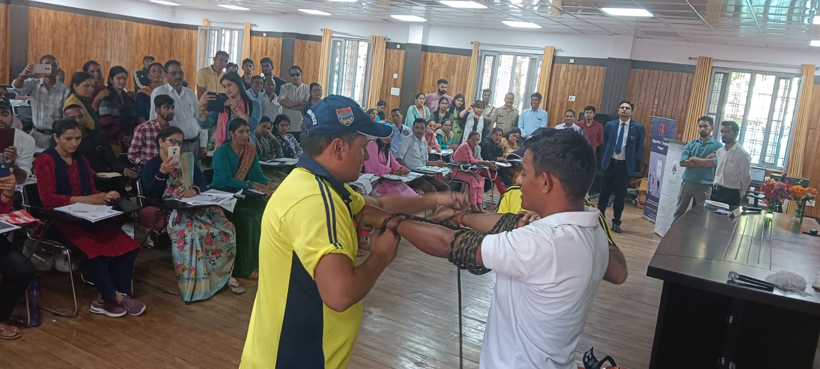 फोटो-24 एनटीएच 21-नई टिहरी में पैरा लीगल स्वयंसेवियों को आपदा प्रबंधन के गुर सिखाते एसडीआरएफ के जवान। फोटो-24 एनटीएच 21-नई टिहरी में पैरा लीगल स्वयंसेवियों को आपदा प्रबंधन के गुर सिखाते एसडीआरएफ के जवान।