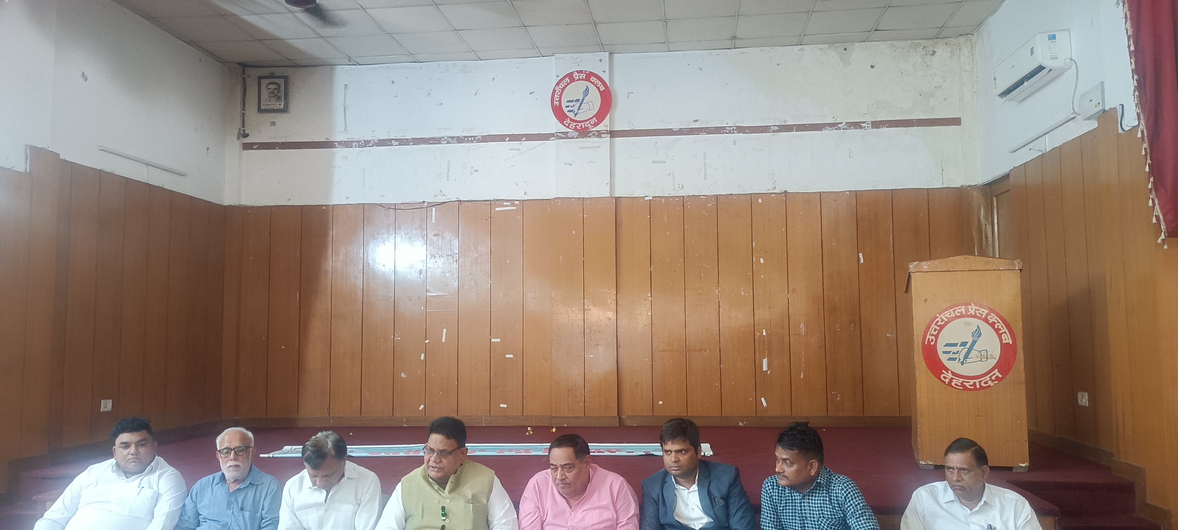 प्रेस क्लब में अखिल भारतीय पंचायत परिषद के प्रतिनिधि के पदाधिकारी पत्रकारों से बातचीत करते ।