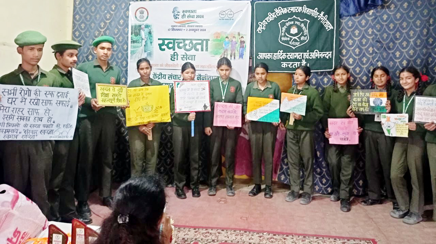 भारतीय शहीद सैनिक विद्यालय में में ‘स्वच्छता ही सेवा’ विषय पर आयोजित प्रतियोगिता के तहत स्लोगन दिखाते प्रतिभागी बच्चे। भारतीय शहीद सैनिक विद्यालय में में ‘स्वच्छता ही सेवा’ विषय पर आयोजित प्रतियोगिता के तहत स्लोगन दिखाते प्रतिभागी बच्चे।