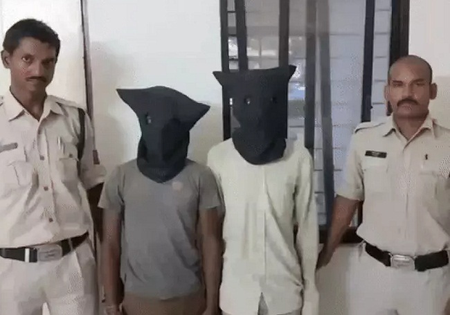 रीवाः कॉलेज छात्रा को बंधक बनाकर सामूहिक दुष्कर्म, दो आरोपित गिरफ्तार रीवाः कॉलेज छात्रा को बंधक बनाकर सामूहिक दुष्कर्म, दो आरोपित गिरफ्तार