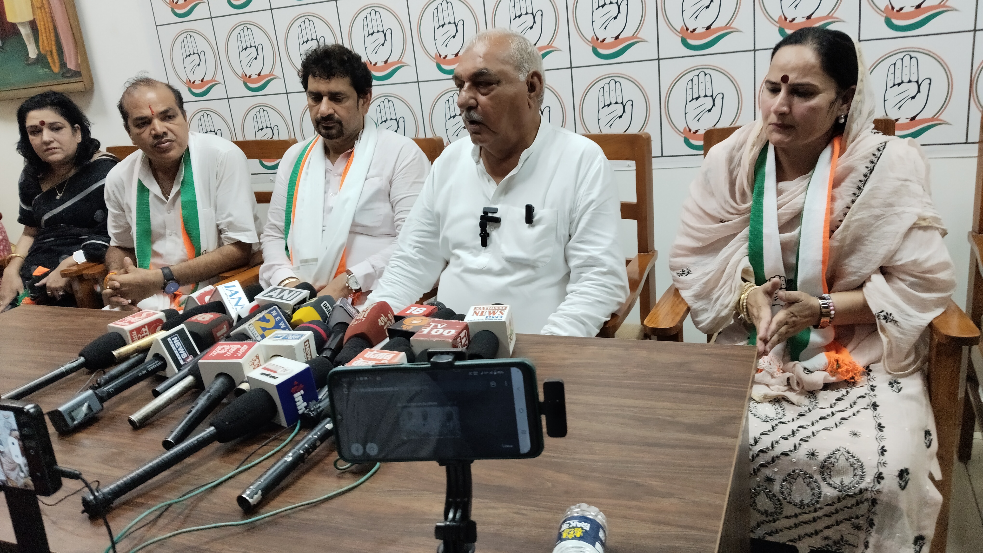 फोटो कैप्षनः 23आरटीकेः1डीपार्क स्थित अपने आवास पर पत्रकारों से बातचीत करते पूर्व सीएम हुड्डा। फोटो कैप्षनः 23आरटीकेः1डीपार्क स्थित अपने आवास पर पत्रकारों से बातचीत करते पूर्व सीएम हुड्डा।