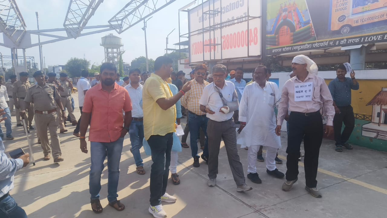वंदे भारत ट्रेन के संचालन को लेकर विरोध जताते चालक: फोटो बच्चा गुप्ता वंदे भारत ट्रेन के संचालन को लेकर विरोध जताते चालक: फोटो बच्चा गुप्ता