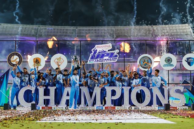 खिताबी जीत के बाद ट्रॉफी के साथ जश्न मनाती यूएसएन इंडियंस की टीम खिताबी जीत के बाद ट्रॉफी के साथ जश्न मनाती यूएसएन इंडियंस की टीम