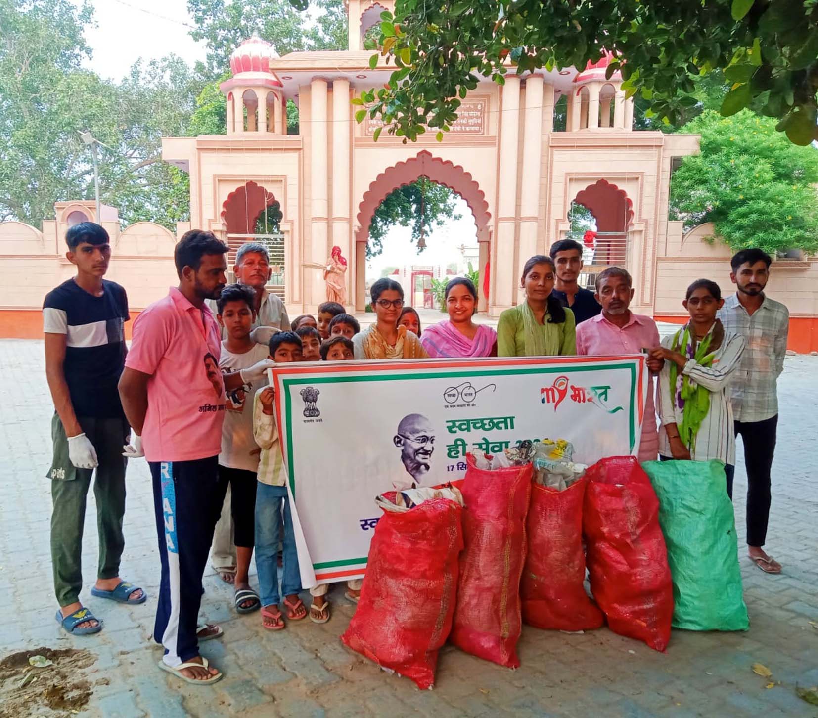 पॉलिथीन के खिलाफ अभियान चलाते टीम। पॉलिथीन के खिलाफ अभियान चलाते टीम।