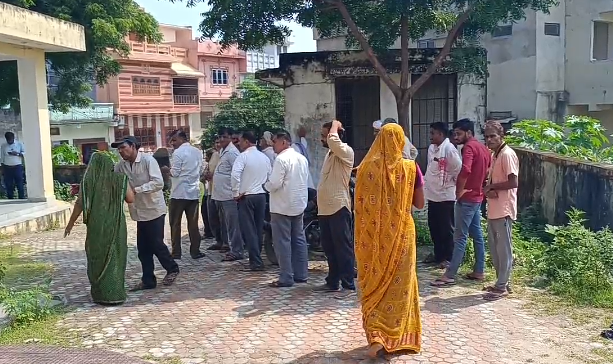 मोर्चरी के बाहर मौजूद मृतक के परिजन। मोर्चरी के बाहर मौजूद मृतक के परिजन।