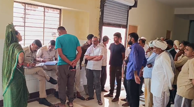 पुलिस को कार्यवाही की रिपोर्ट देते परिजन। पुलिस को कार्यवाही की रिपोर्ट देते परिजन।