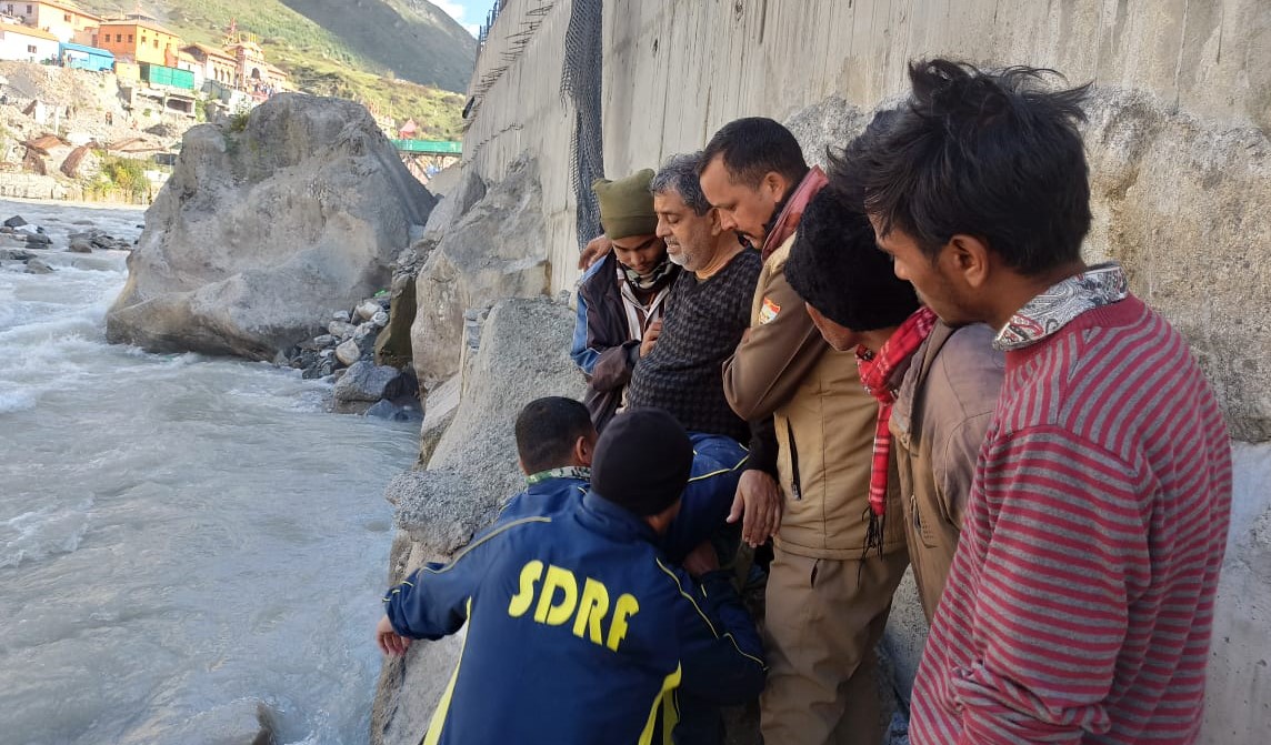 बदरीनाथ धाम में नदी में व्यक्ति को रेश्क्यू करती हुए एसडीआरएफ की टीम। बदरीनाथ धाम में नदी में व्यक्ति को रेश्क्यू करती हुए एसडीआरएफ की टीम।