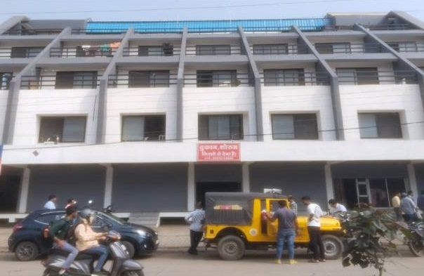 इंदौरः बेसमेंट की पार्किंग के स्थान पर अन्य उपयोग करने पर कई संस्थानों पर की गई सील की कार्रवाई इंदौरः बेसमेंट की पार्किंग के स्थान पर अन्य उपयोग करने पर कई संस्थानों पर की गई सील की कार्रवाई