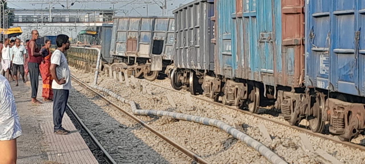 मानगुरी स्टेशन पर मालगाड़ी पटरी से उतरी मानगुरी स्टेशन पर मालगाड़ी पटरी से उतरी