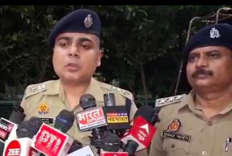 मुठभेड़ में मारे गए आरपीएफ जवानों के हत्यारे इनामी बदमाश की जानकारी देते एसपी मुठभेड़ में मारे गए आरपीएफ जवानों के हत्यारे इनामी बदमाश की जानकारी देते एसपी