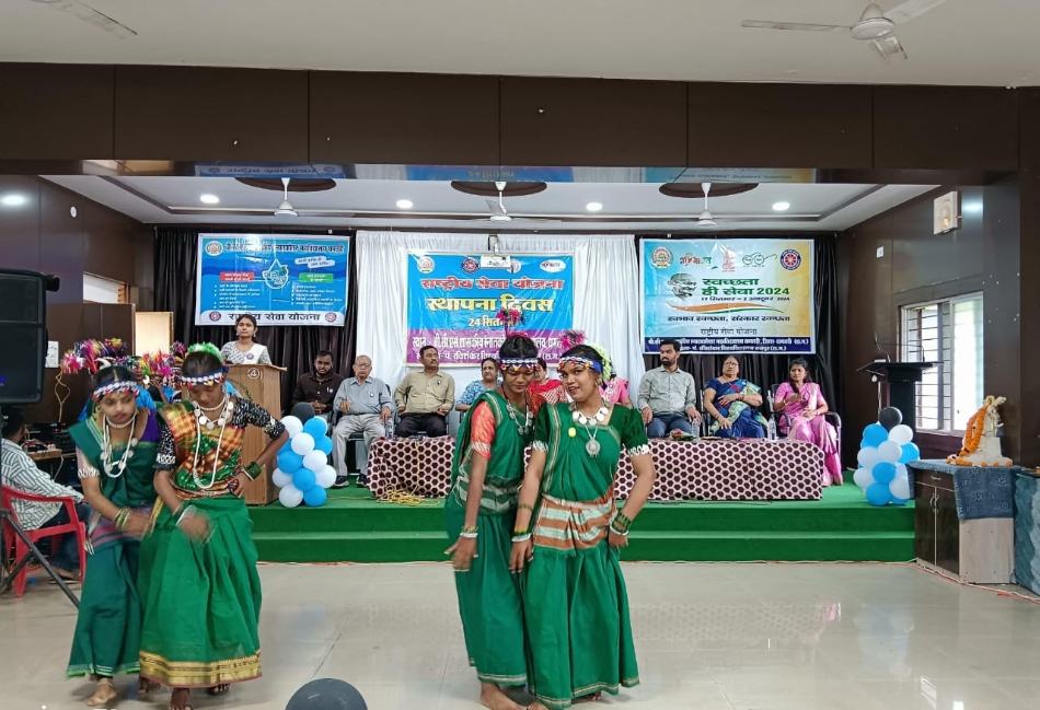 छत्तीसगढी सामूहिक नृत्य प्रस्तुत करती छात्राएं। छत्तीसगढी सामूहिक नृत्य प्रस्तुत करती छात्राएं।