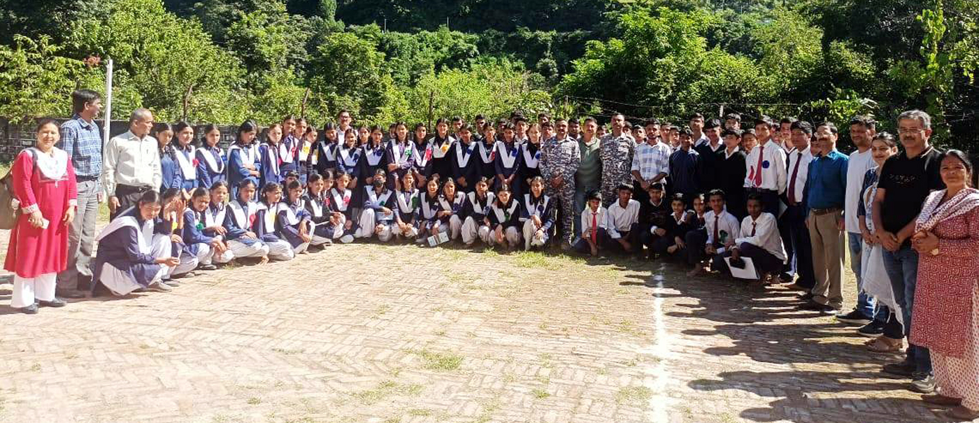 इंटर कॉलेज में बच्चों को अग्निवीर भर्ती की जानकारी देने के अवसर पर भारतीय वायु सेना की टीम। इंटर कॉलेज में बच्चों को अग्निवीर भर्ती की जानकारी देने के अवसर पर भारतीय वायु सेना की टीम।