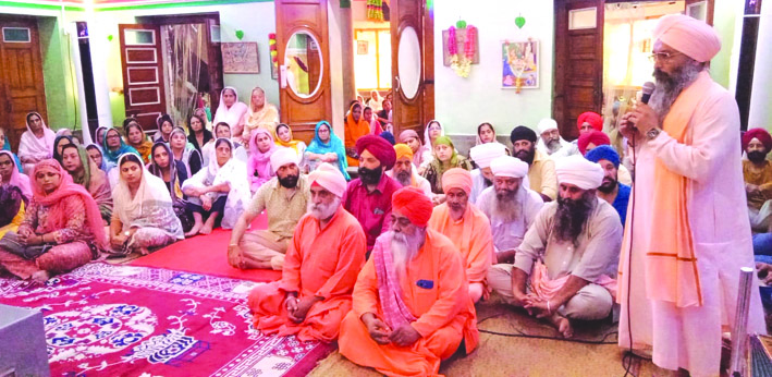 कीर्तन दरबार का श्रवण करते हुए श्रद्धालु कीर्तन दरबार का श्रवण करते हुए श्रद्धालु