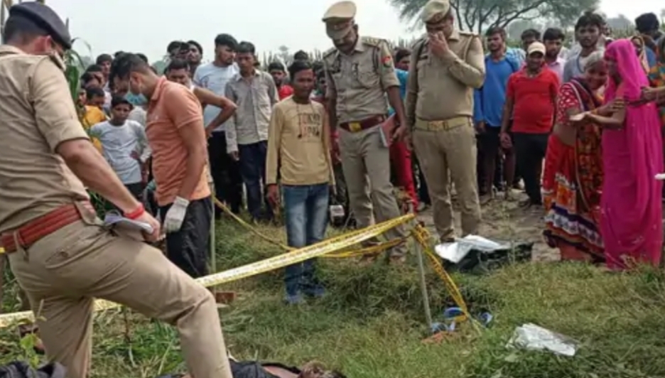 जांच करती पुलिस टीम जांच करती पुलिस टीम