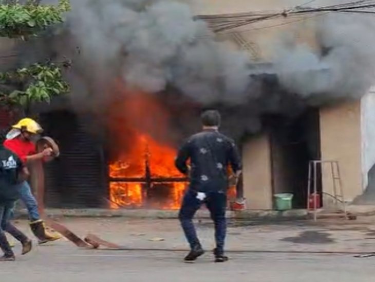 गणेश पटाखा भंडार में लगी भीषण आग गणेश पटाखा भंडार में लगी भीषण आग