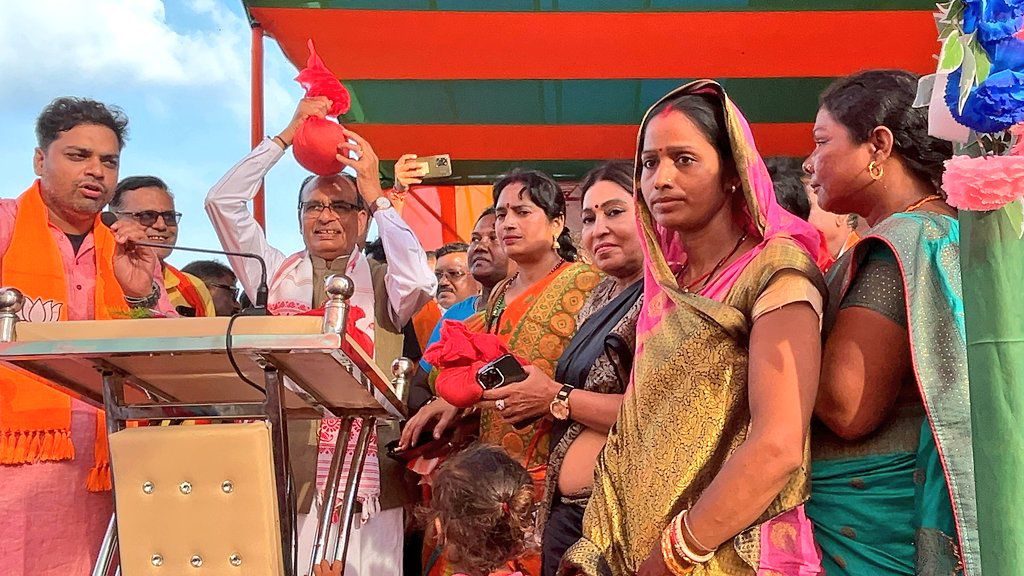केंद्रीय कृषि मंत्री शिवराज सिंह चौहान सभा काे संबाेधित करते हुए केंद्रीय कृषि मंत्री शिवराज सिंह चौहान सभा काे संबाेधित करते हुए