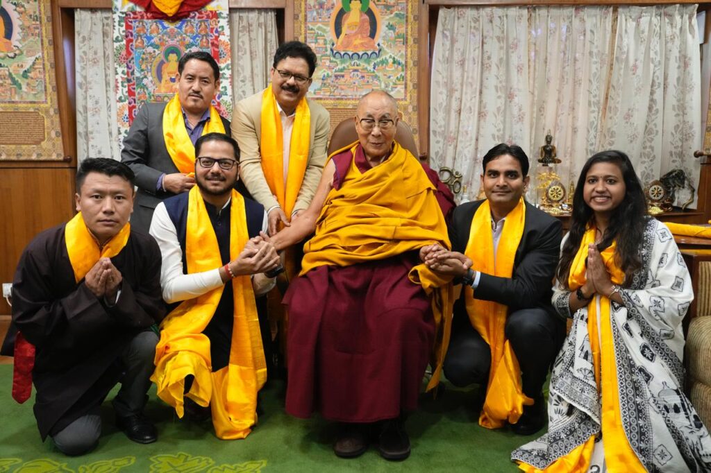 धर्मगुरू दलाई लामा से मिले कांगड़ा जिला के प्रशासनिक अधिकारी। धर्मगुरू दलाई लामा से मिले कांगड़ा जिला के प्रशासनिक अधिकारी।