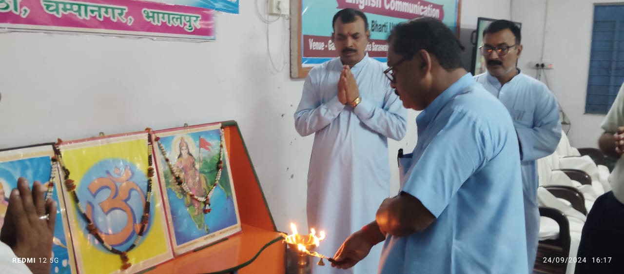 उद्घाटन करते अतिथि उद्घाटन करते अतिथि