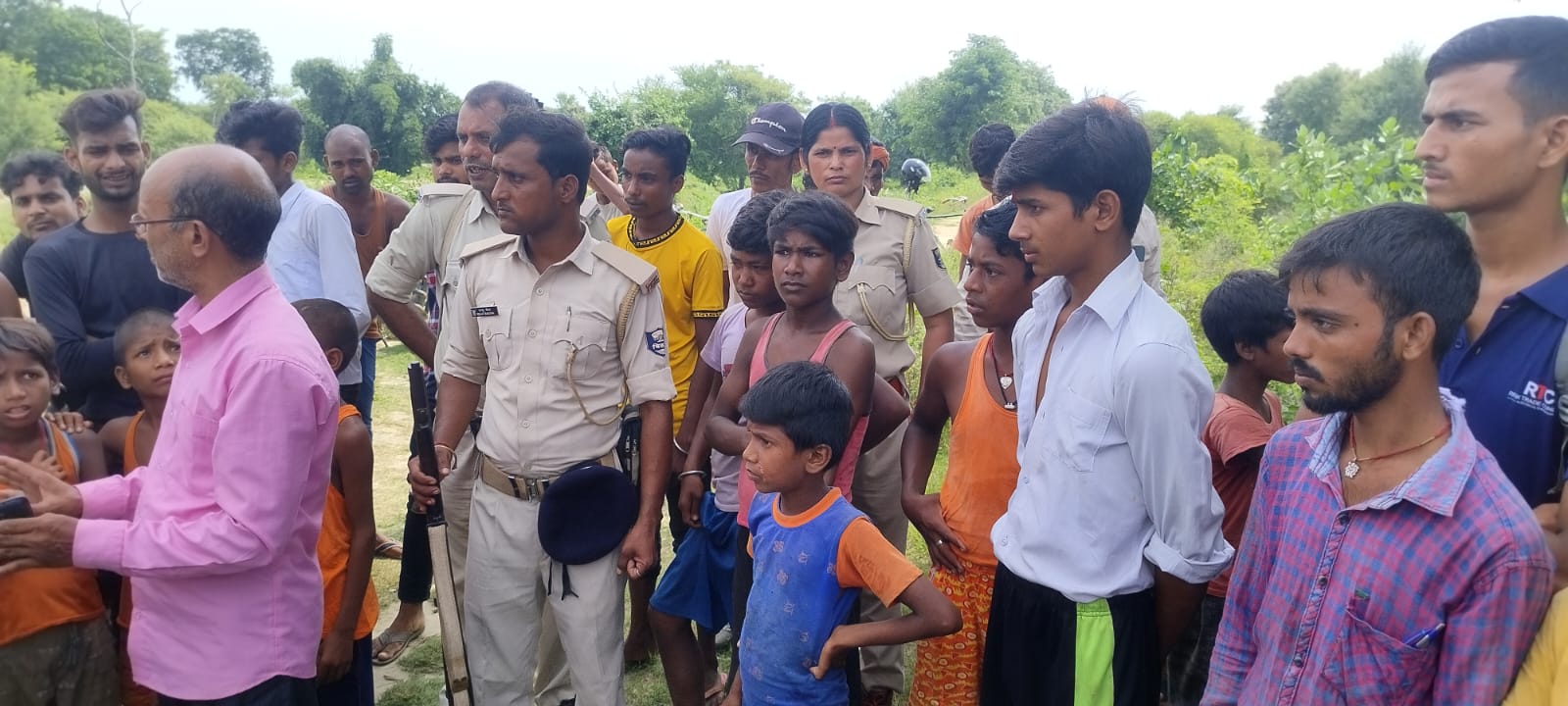 शव मिलने के बाद जुटी लोगो की भीड़ शव मिलने के बाद जुटी लोगो की भीड़