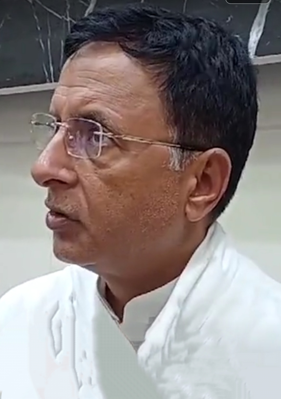पत्रकारों से बातचीत करते हुए रणदीप सुरजेवाला पत्रकारों से बातचीत करते हुए रणदीप सुरजेवाला