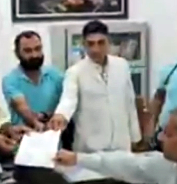 डॉक्टरों ने दिया सामूहिक त्याग पत्र देने का अल्टीमेटम, काली पट्टी बांधकर विरोध प्रदर्शन कर रहे डॉक्टरों ने दिया सामूहिक त्याग पत्र देने का अल्टीमेटम, काली पट्टी बांधकर विरोध प्रदर्शन कर रहे