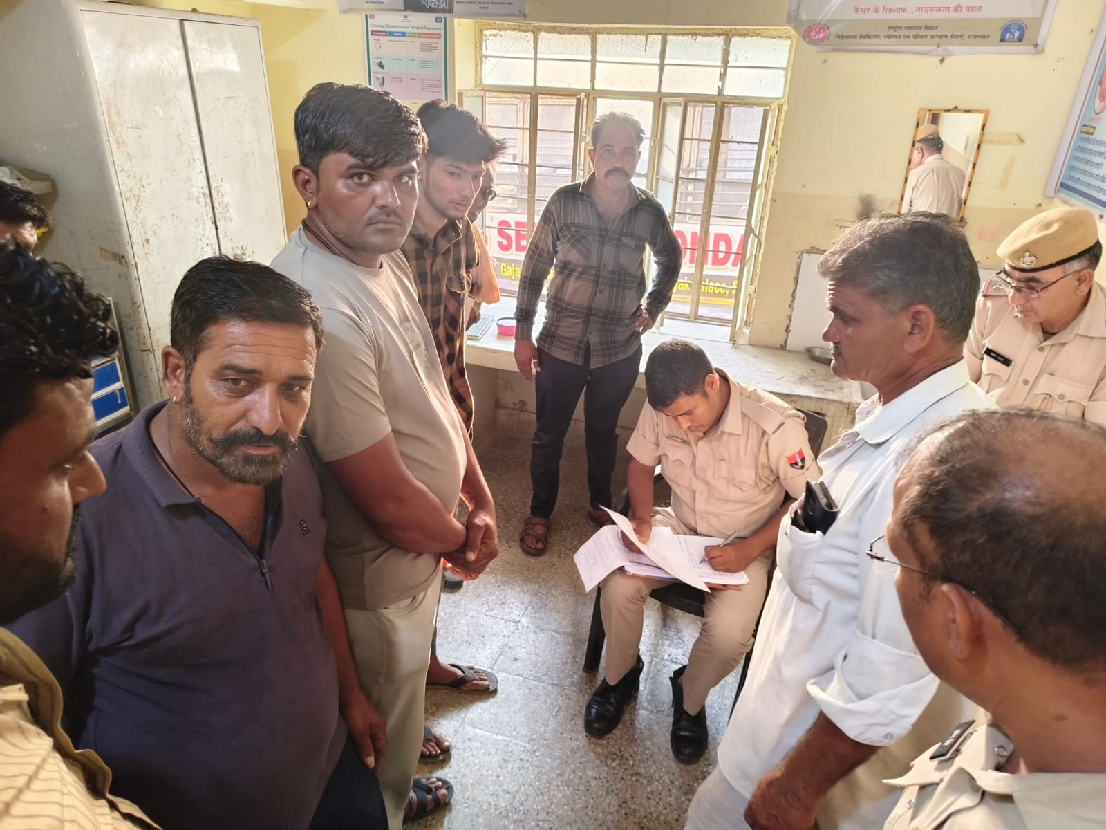 चित्तौड़गढ़ जिले के भूपालसागर क्षेत्र में दो युवकों के तालाब में डूबने के मामले में कार्यवाही करते पुलिस। चित्तौड़गढ़ जिले के भूपालसागर क्षेत्र में दो युवकों के तालाब में डूबने के मामले में कार्यवाही करते पुलिस।