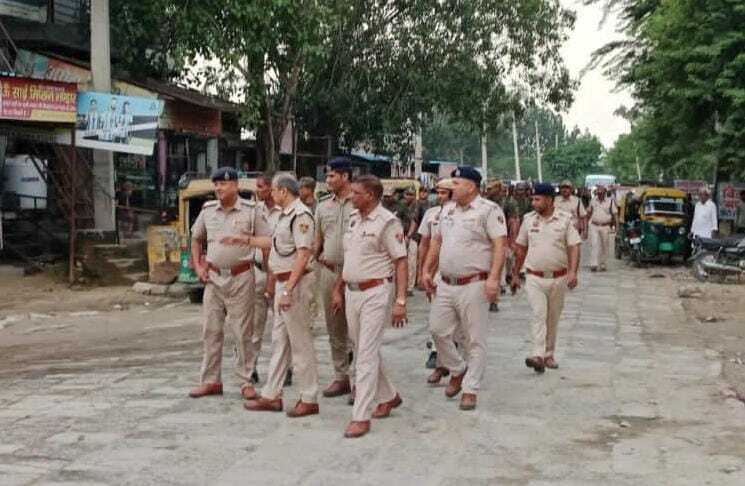 अराजक तत्वों में भय व्याप्त करने के लिए पुलिस ने निकाला फ्लैग मार्च