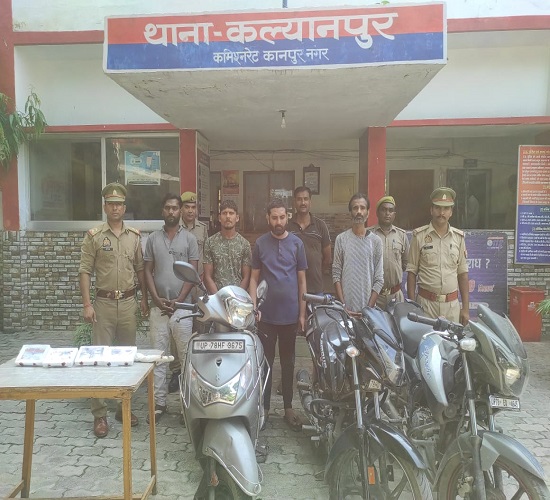 कानपुर: चोरी करने वाले गिरोह के चार सदस्य गिरफ्तार, उपकरण व सामान एवं नगदी बरामद कानपुर: चोरी करने वाले गिरोह के चार सदस्य गिरफ्तार, उपकरण व सामान एवं नगदी बरामद