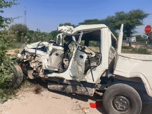 बोलेरो के परखच्चे उड़ गए। बोलेरो के परखच्चे उड़ गए।