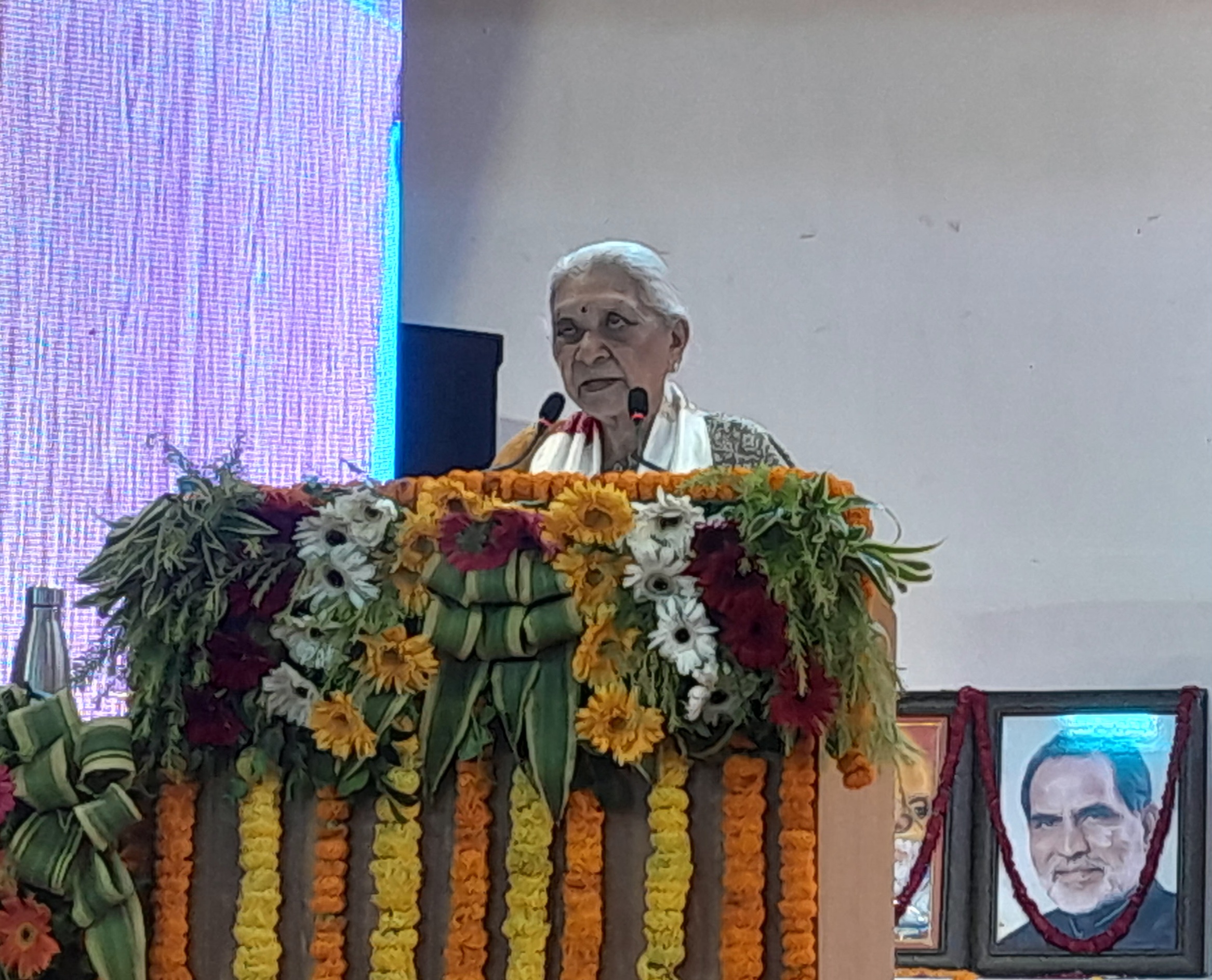 राज्यपाल आनंदीबेन पटेल राज्यपाल आनंदीबेन पटेल