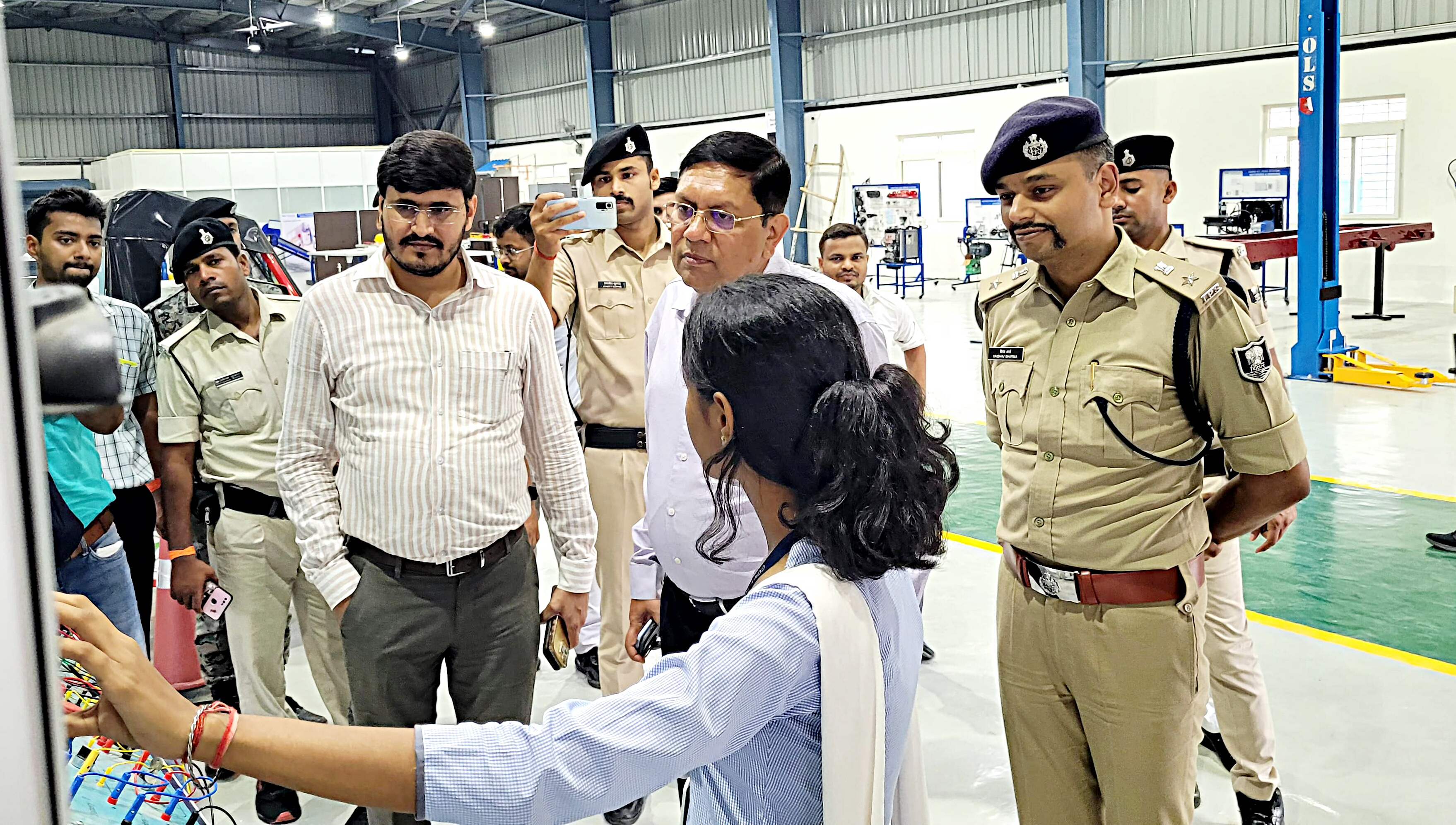 कार्यक्रम स्थल का निरीक्षण करते आयुक्त एवं डीएम