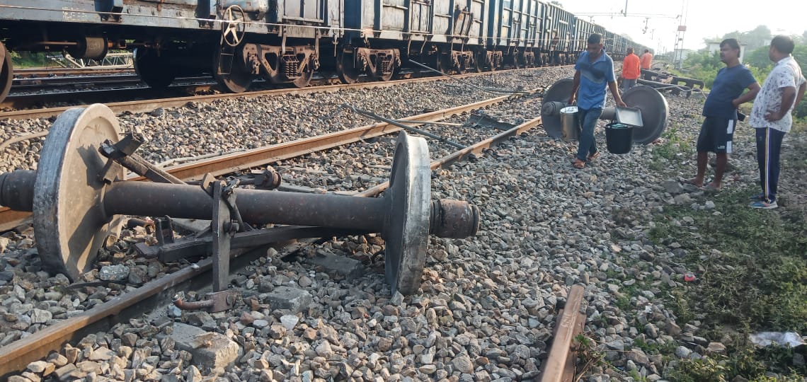 पश्चिम बंगाल के महीना गुड्डी स्टेशन पर बेपटरी हुई मालगाड़ी की पांच बोगियां पश्चिम बंगाल के महीना गुड्डी स्टेशन पर बेपटरी हुई मालगाड़ी की पांच बोगियां