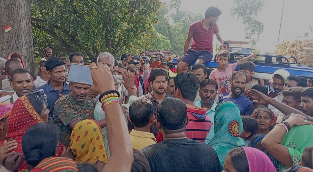 सड़क जाम करते ग्रामीण