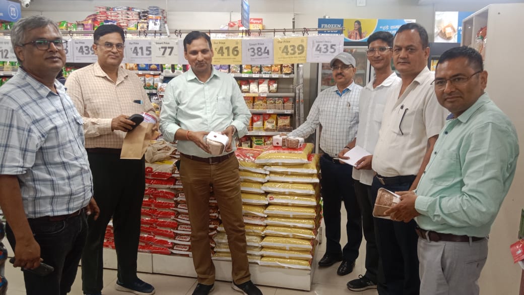 देहरादून में खाद्य संरक्षा एवं औषधि नियंत्रक विभाग का छापेमारी अभियान। देहरादून में खाद्य संरक्षा एवं औषधि नियंत्रक विभाग का छापेमारी अभियान।