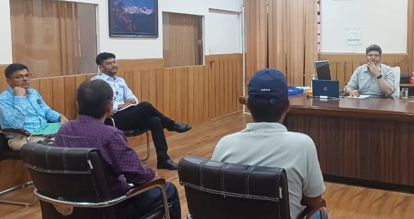 गोपेश्वर में विभागों की समीक्षा बैठक लेते हुए डीएम। गोपेश्वर में विभागों की समीक्षा बैठक लेते हुए डीएम।