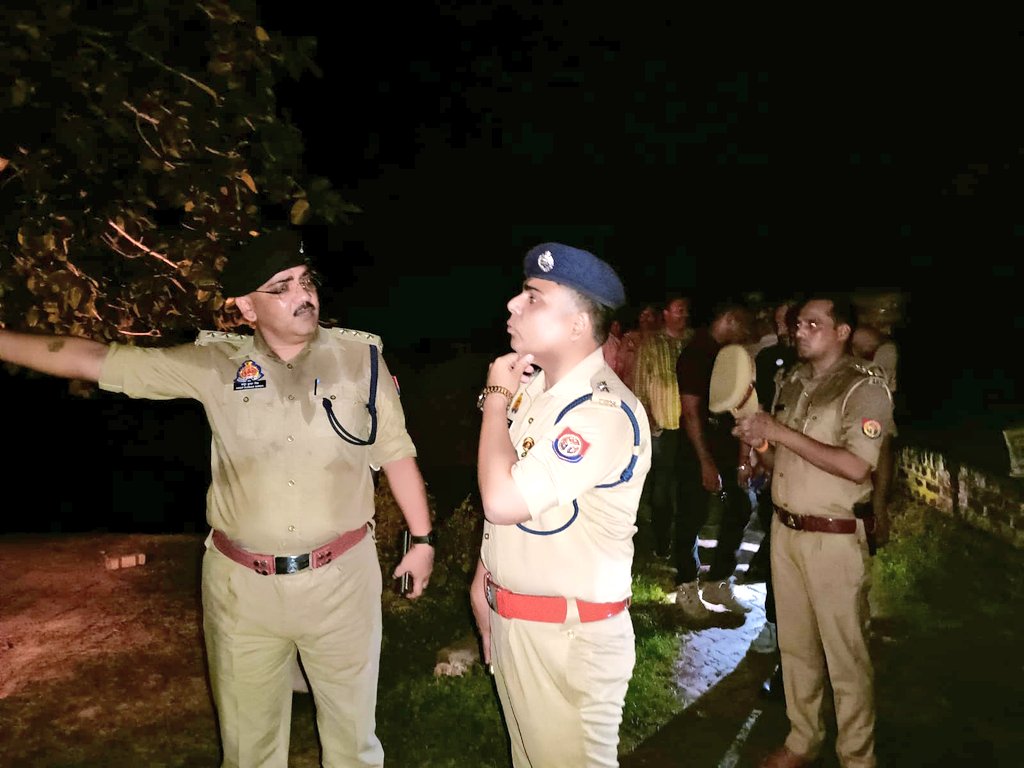 घटनास्थल पर जांच करते एसपी अन्य पुरस्कार घटनास्थल पर जांच करते एसपी अन्य पुरस्कार