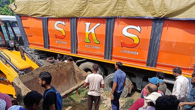 ट्रक से छात्रा को निकालते ट्रक से छात्रा को निकालते